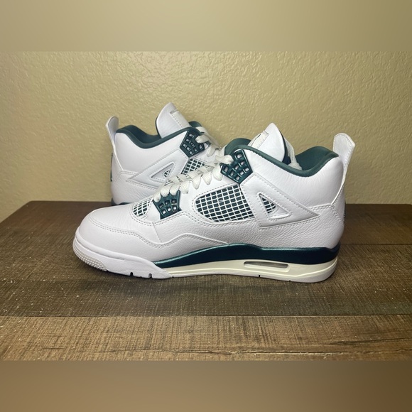 Air Jordan 4 Retro “Oxidized Green”
- Size 7.5 Men / 9 Women. main image 10